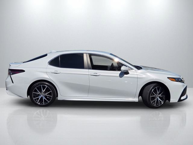 Used 2023 Toyota Camry SE image 3