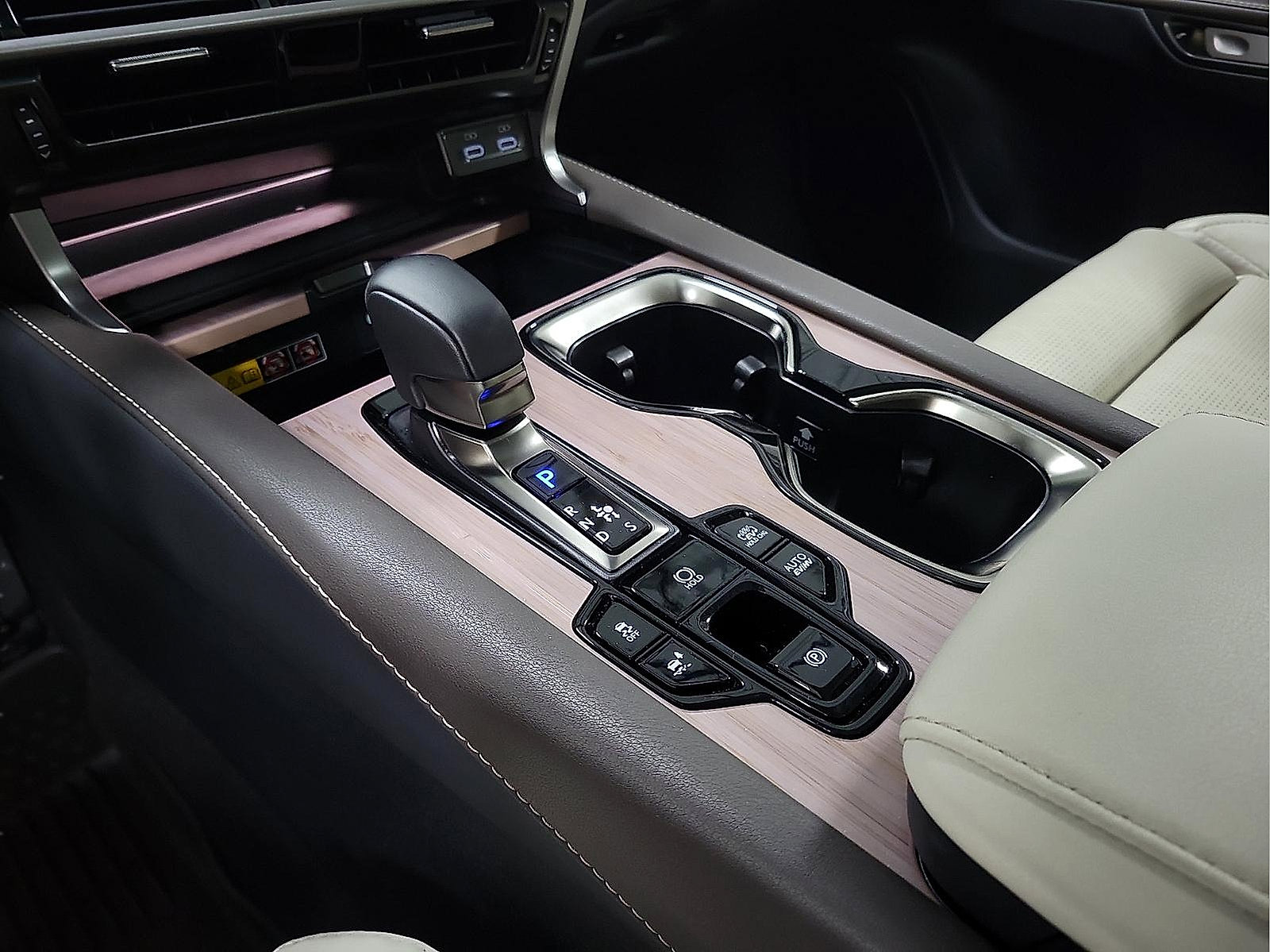 Used 2025 Lexus RX 450h AWD w/ Luxury Package image 19