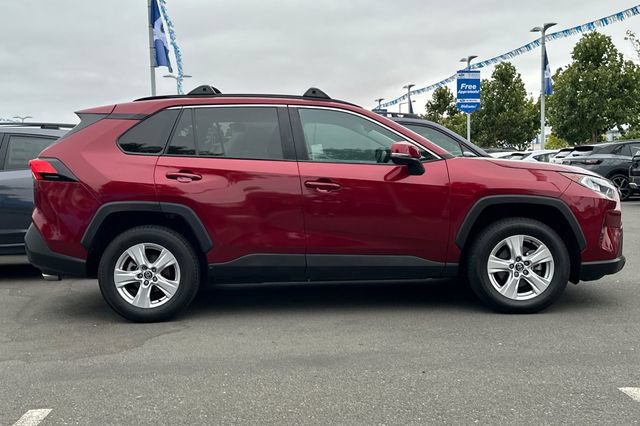Used 2021 Toyota RAV4 XLE w/ Convenience Package FWD image 3