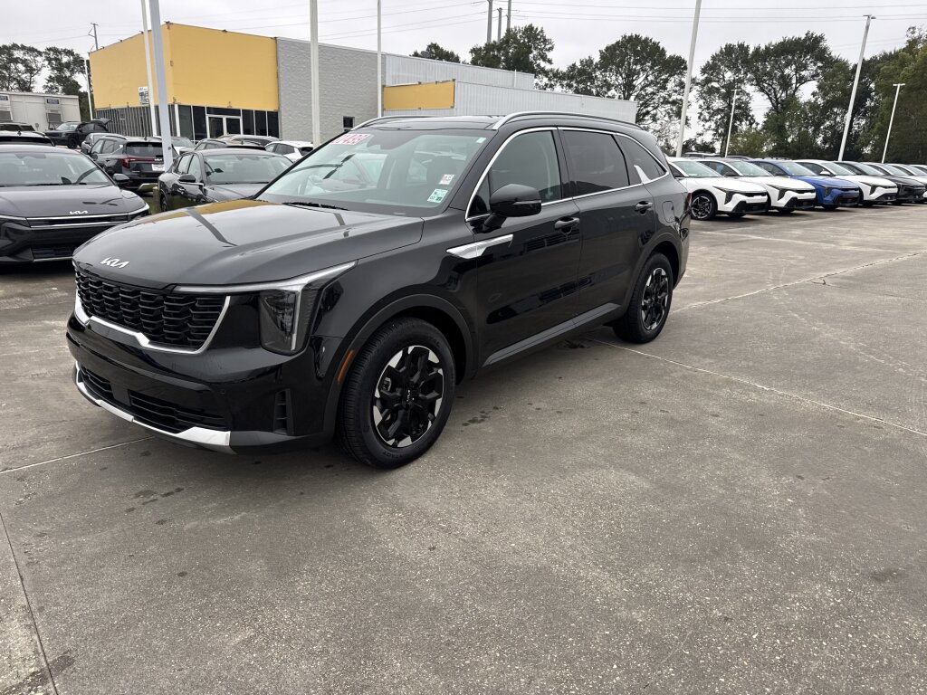 Certified 2025 Kia Sorento S w/ Panoramic Sunroof Package image 2