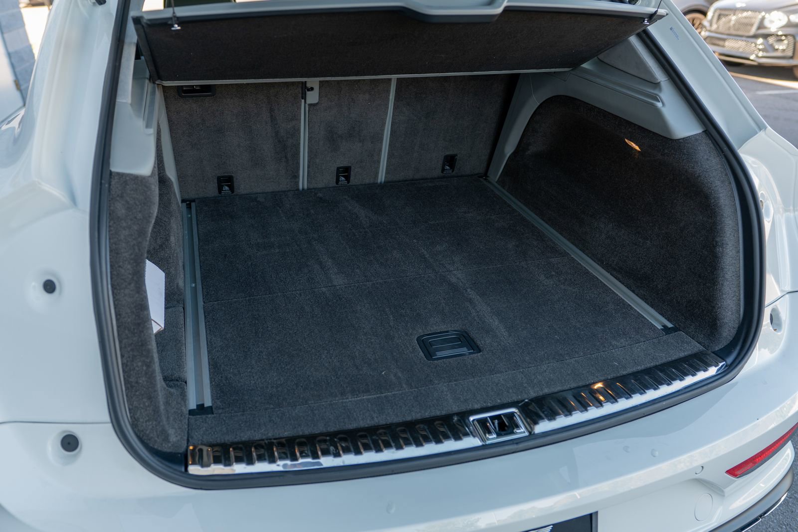 Used 2025 Bentley Bentayga image 34