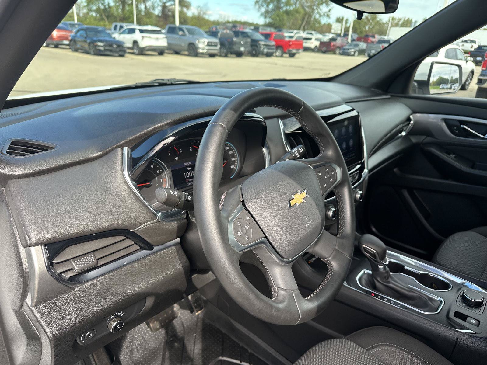 Used 2023 Chevrolet Traverse LT FWD image 16