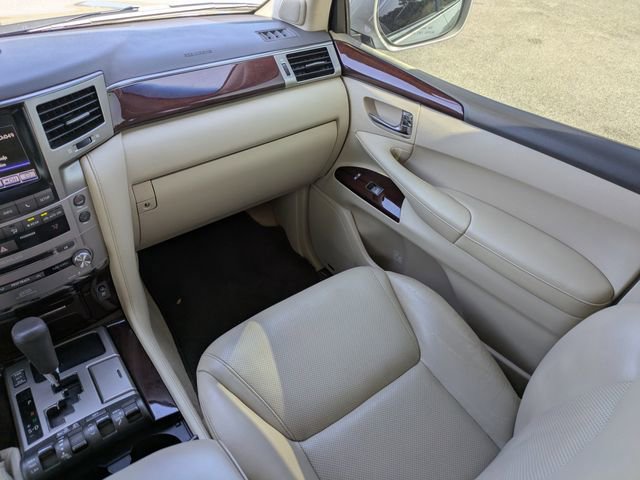 Used 2015 Lexus LX 570 4WD w/ Luxury Package image 23