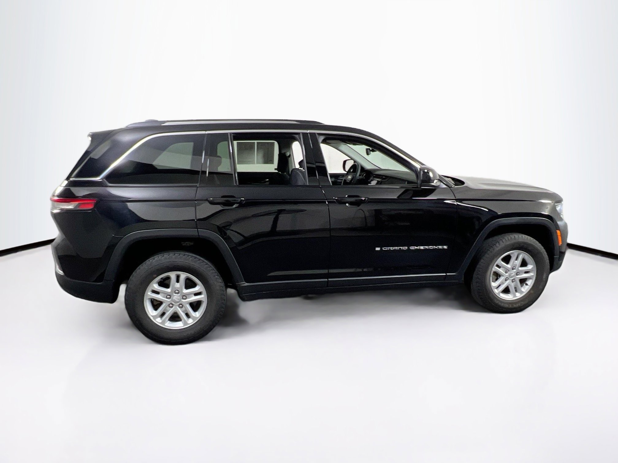 Used 2023 Jeep Grand Cherokee Laredo image 4