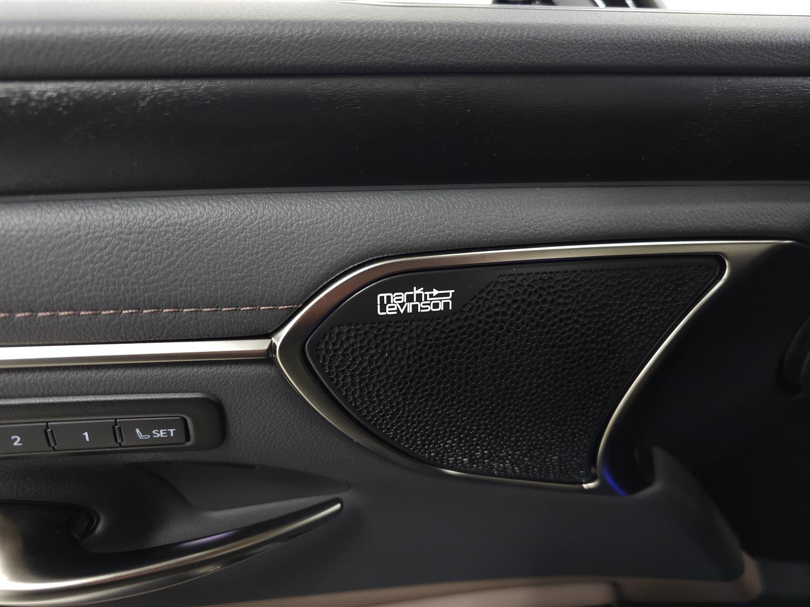 Used 2025 Lexus ES 300h Ultra Luxury image 17