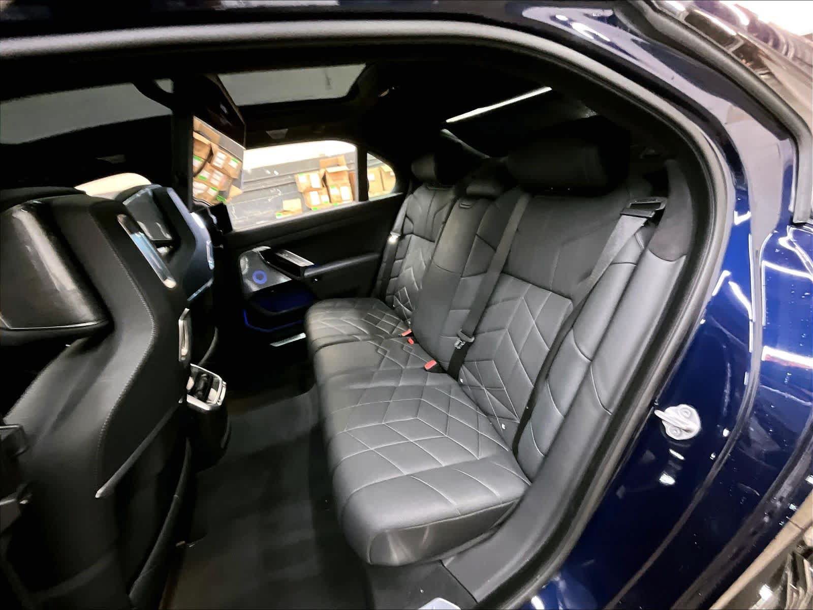 Used 2023 BMW i7 xDrive60 w/ Executive Package 2 AWD/4WD image 28