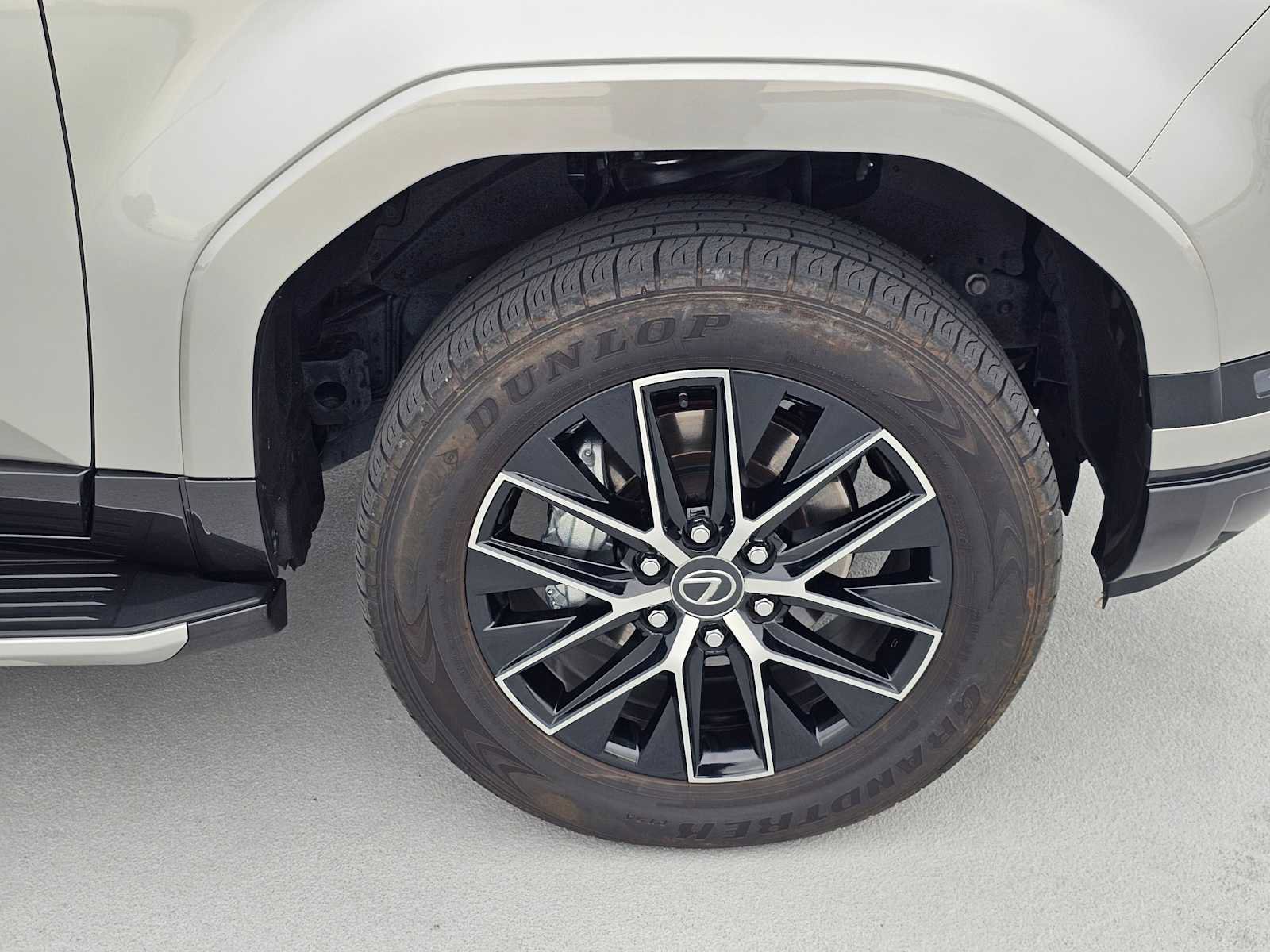 Used 2024 Lexus GX 550 w/ Accessory Package (2T) image 9