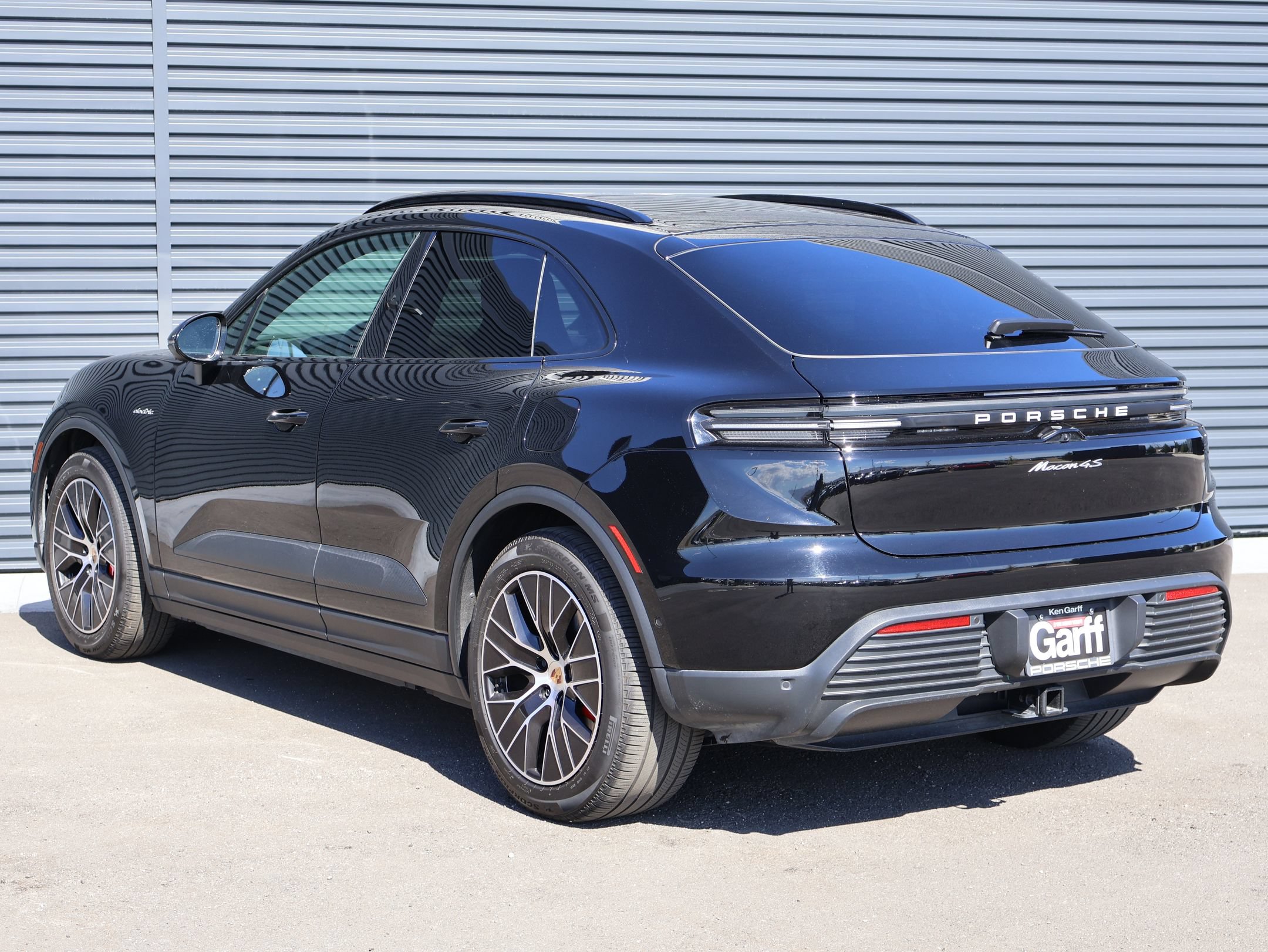 Certified 2025 Porsche Macan 4S Electric AWD/4WD image 3