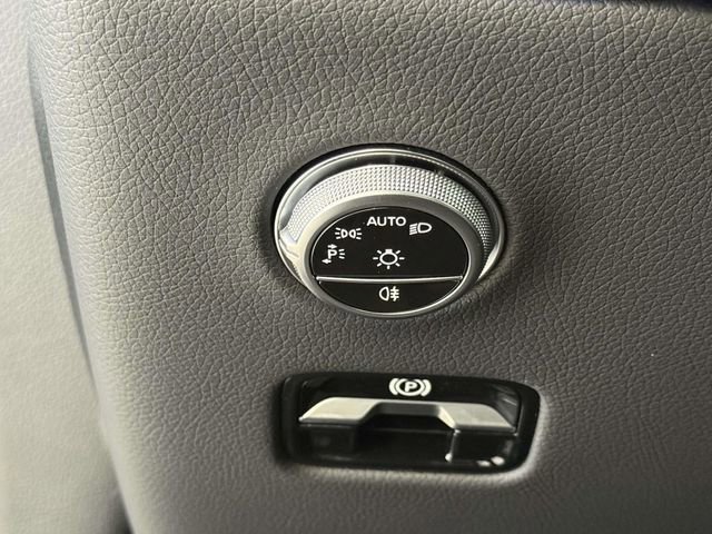 Used 2025 Mercedes-Benz GLC 300 4MATIC image 26