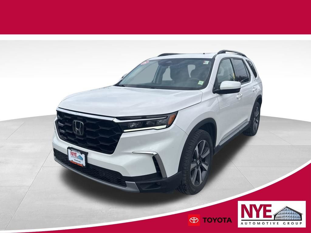 Used 2025 Honda Pilot Touring image 1
