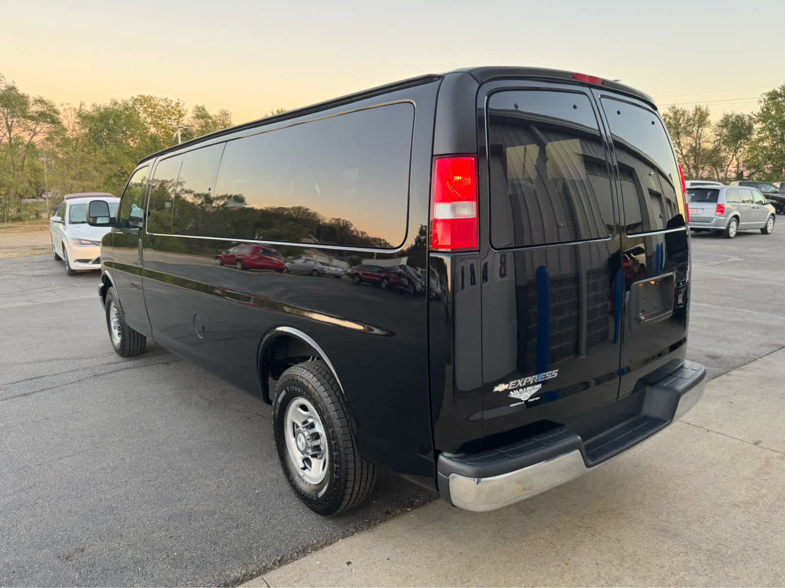 Used 2017 Chevrolet Express 3500 LT w/ LT Preferred Equipment Group RWD image 5