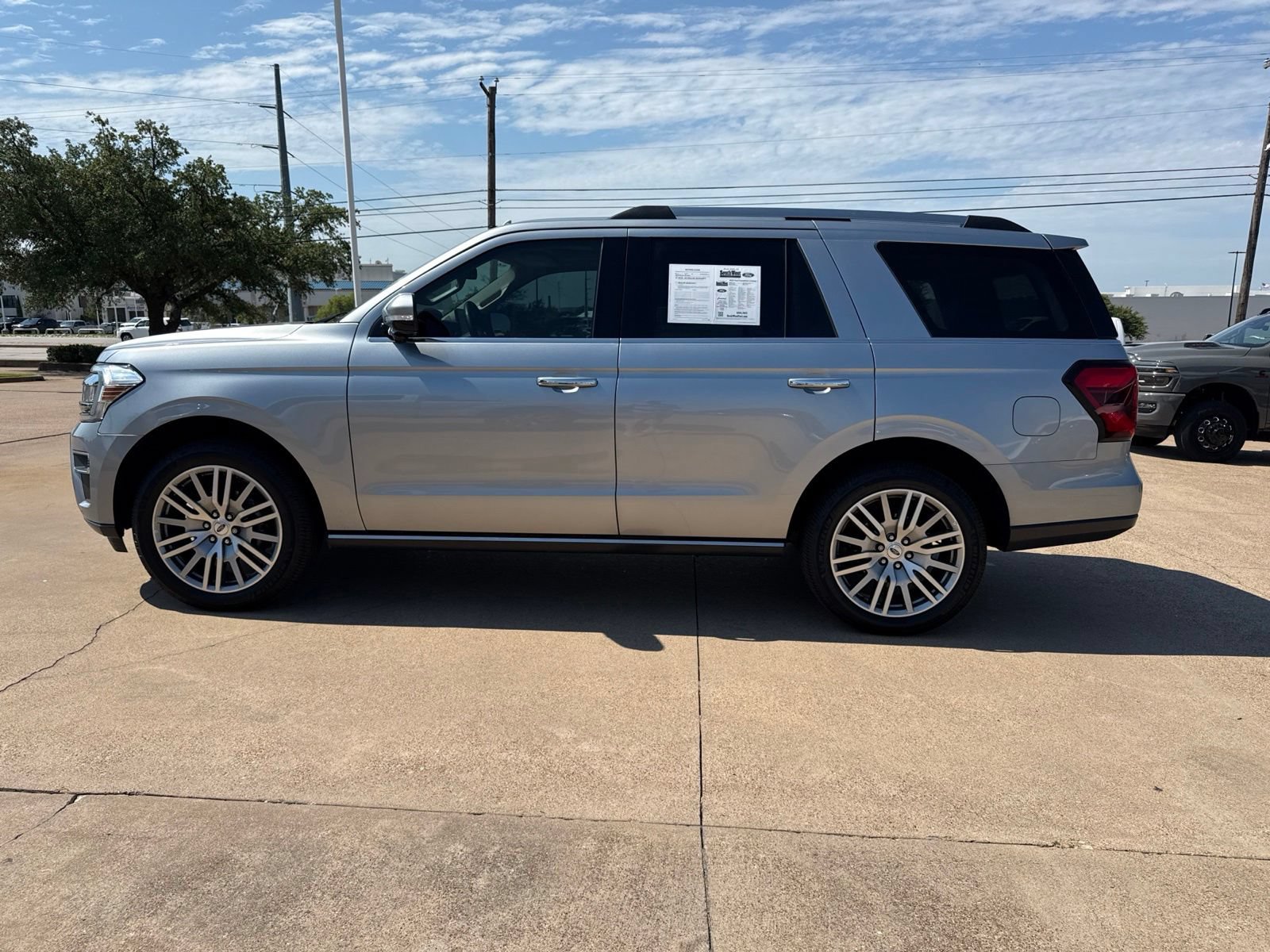 Used 2023 Ford Expedition Limited AWD/4WD image 4