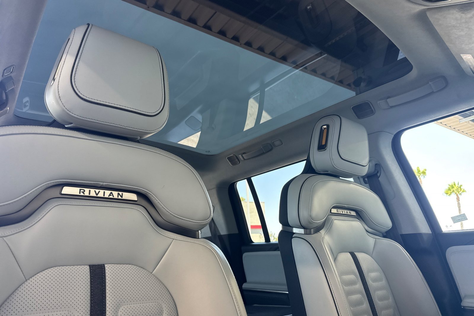 Used 2024 Rivian R1S Adventure AWD/4WD image 17