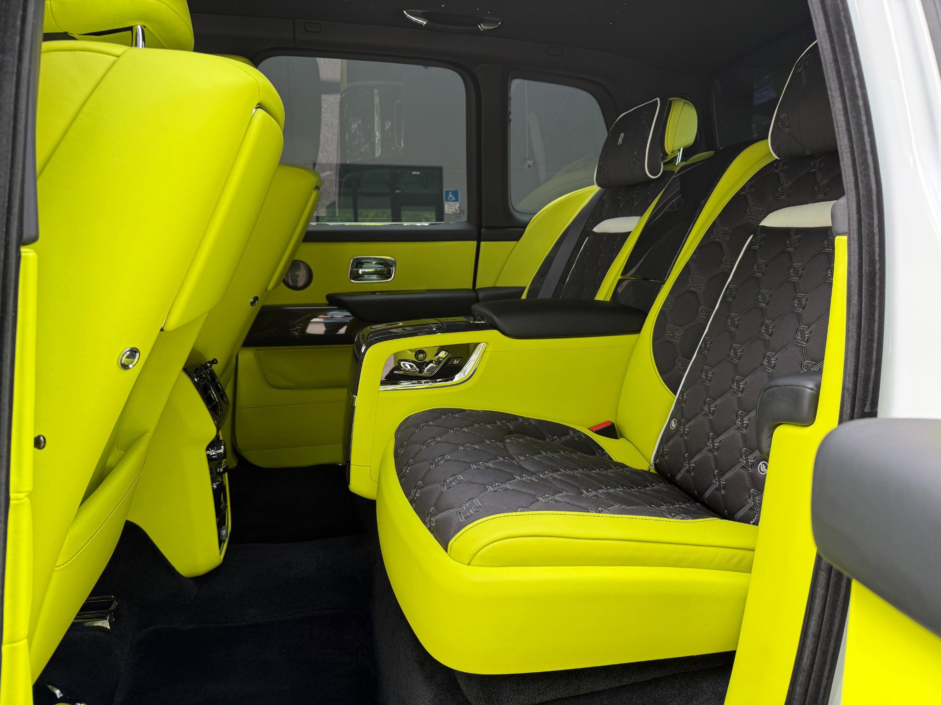 Used 2025 Rolls-Royce Cullinan Black Badge image 29