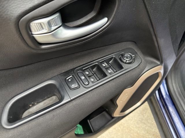 Used 2017 Jeep Renegade Latitude w/ Cold Weather Group image 21