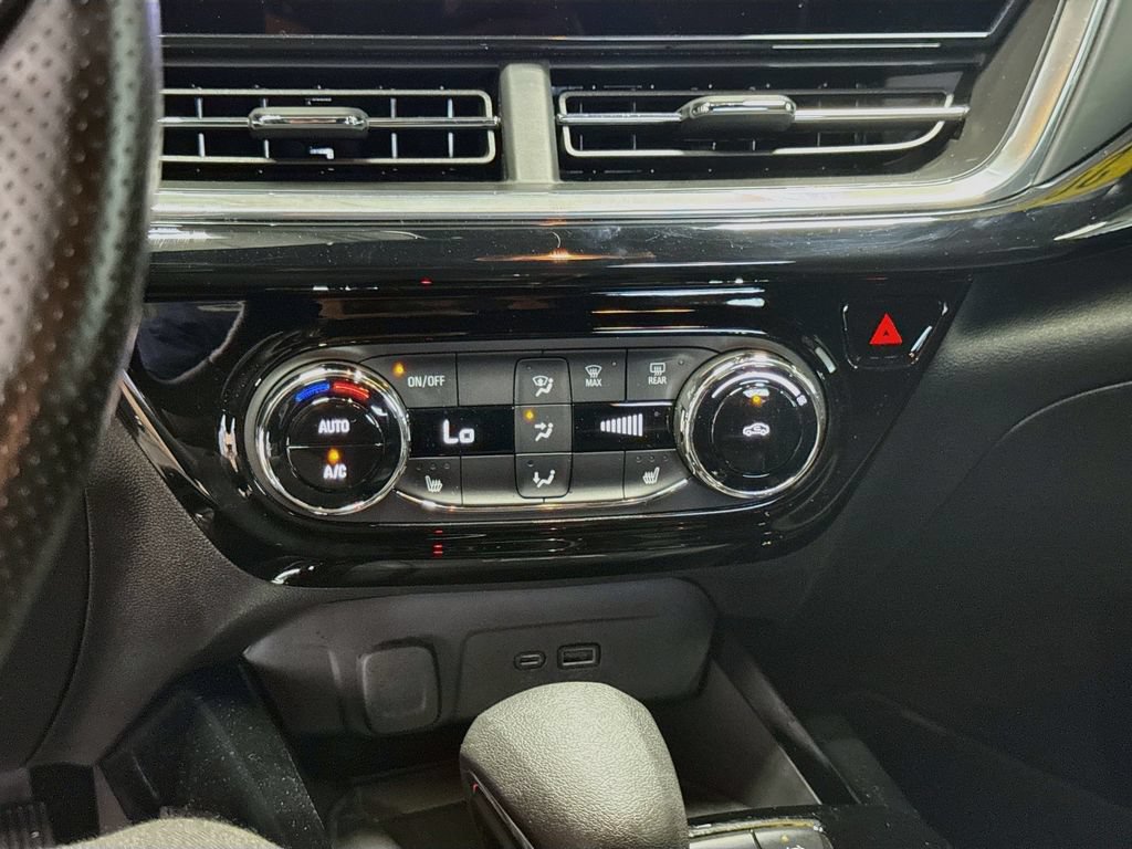 Used 2025 Chevrolet Trax RS w/ Sunroof Package FWD image 15