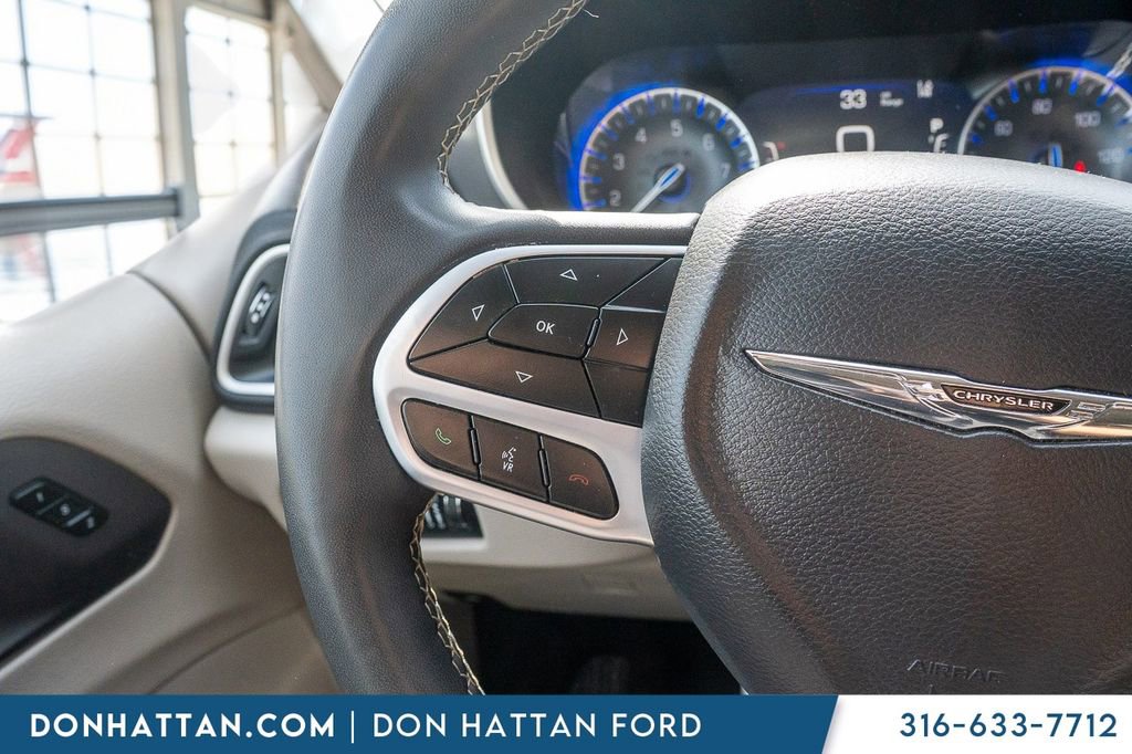 Used 2023 Chrysler Pacifica Touring-L image 10