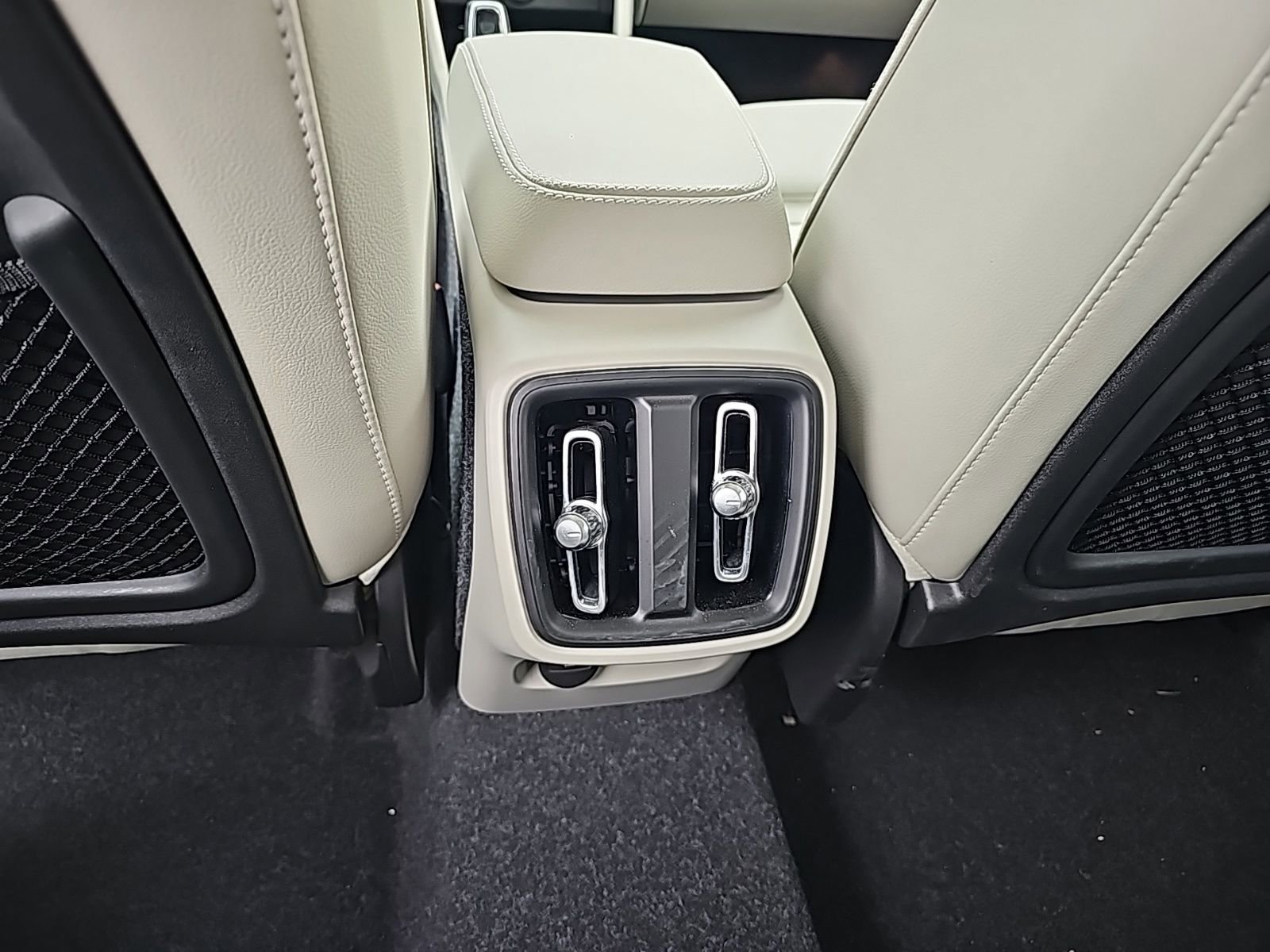 Used 2024 Volvo XC40 B5 Plus w/ Climate Package image 20