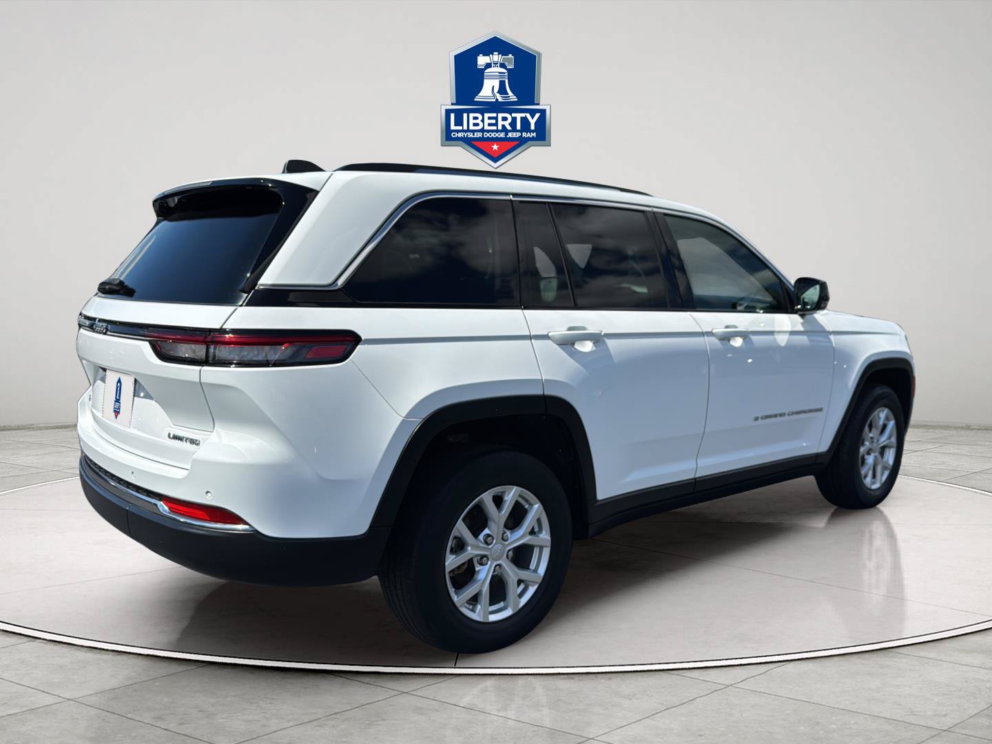 Certified 2023 Jeep Grand Cherokee Limited AWD/4WD image 11