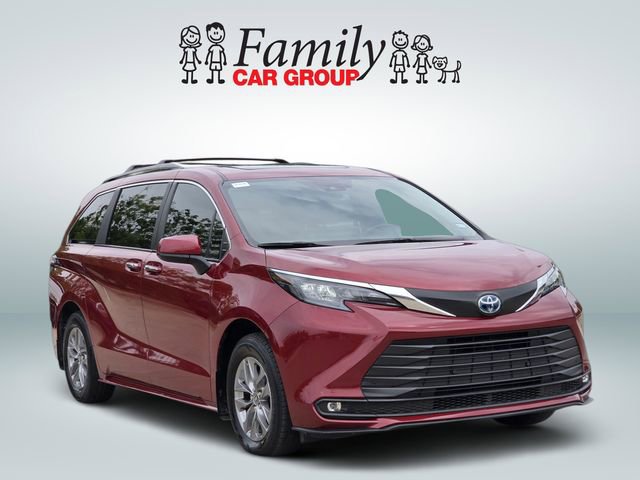 Used 2025 Toyota Sienna XLE image 2