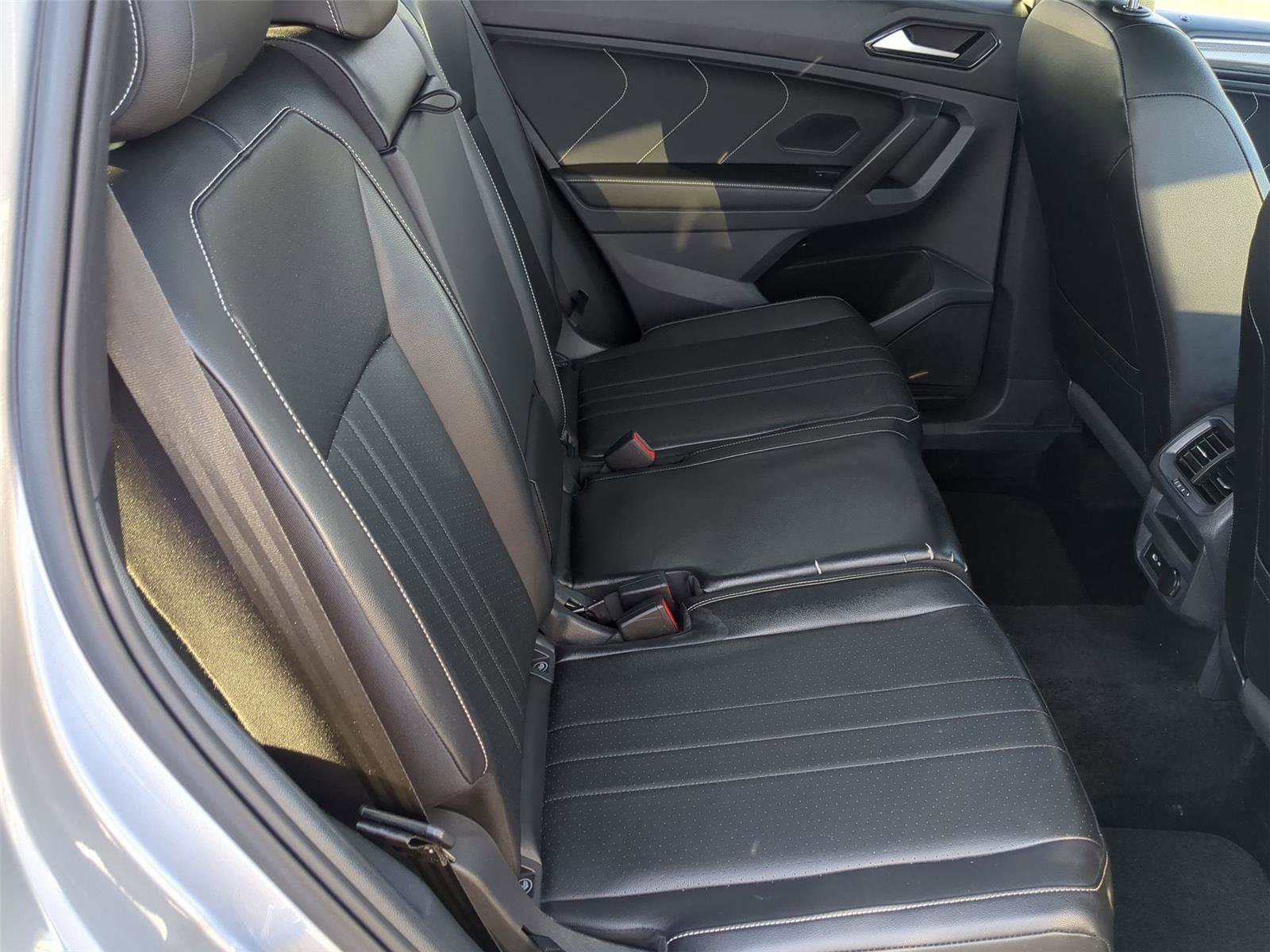 Used 2022 Volkswagen Tiguan SE R-Line image 16