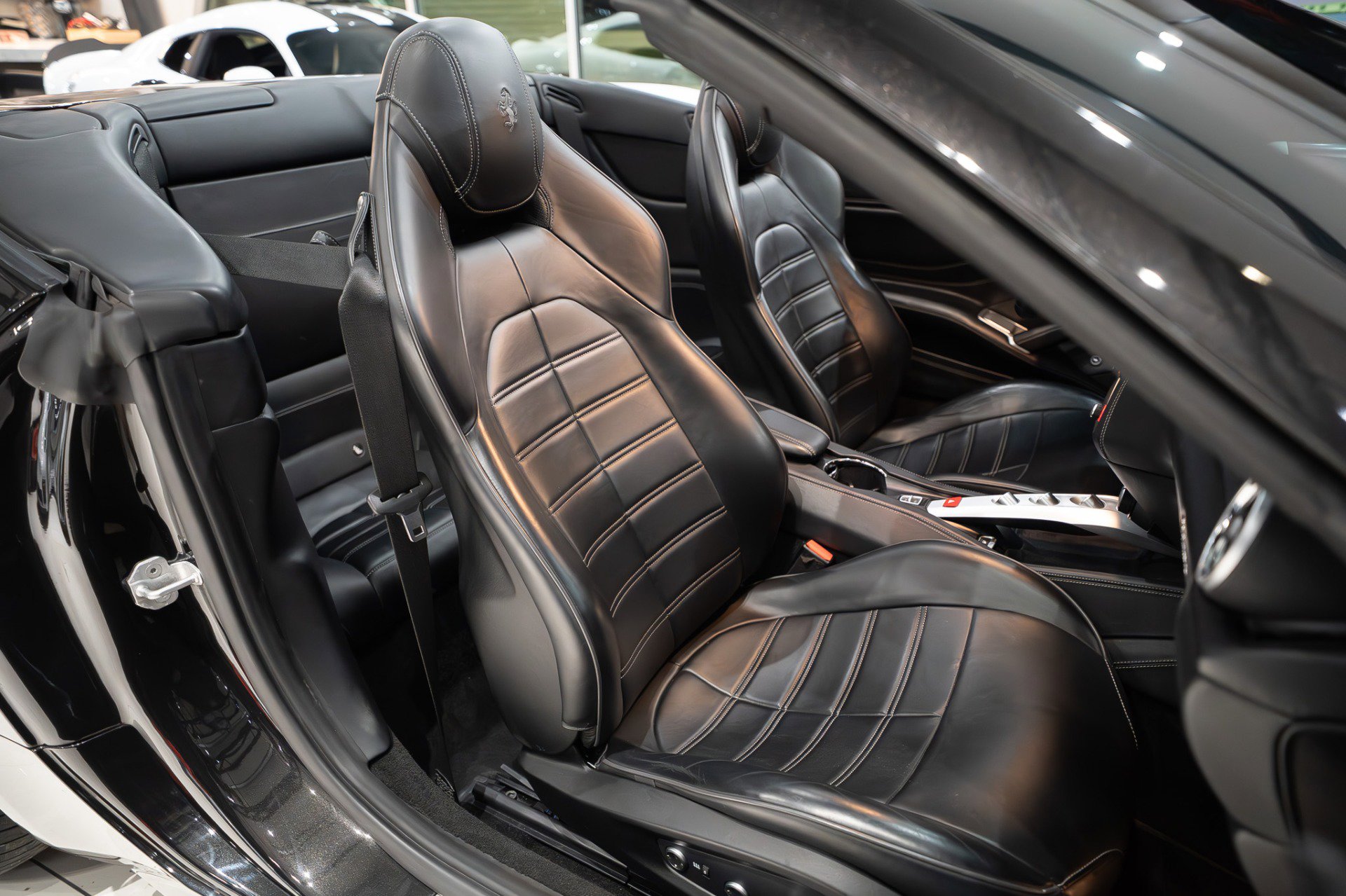 Used 2015 Ferrari California T image 27