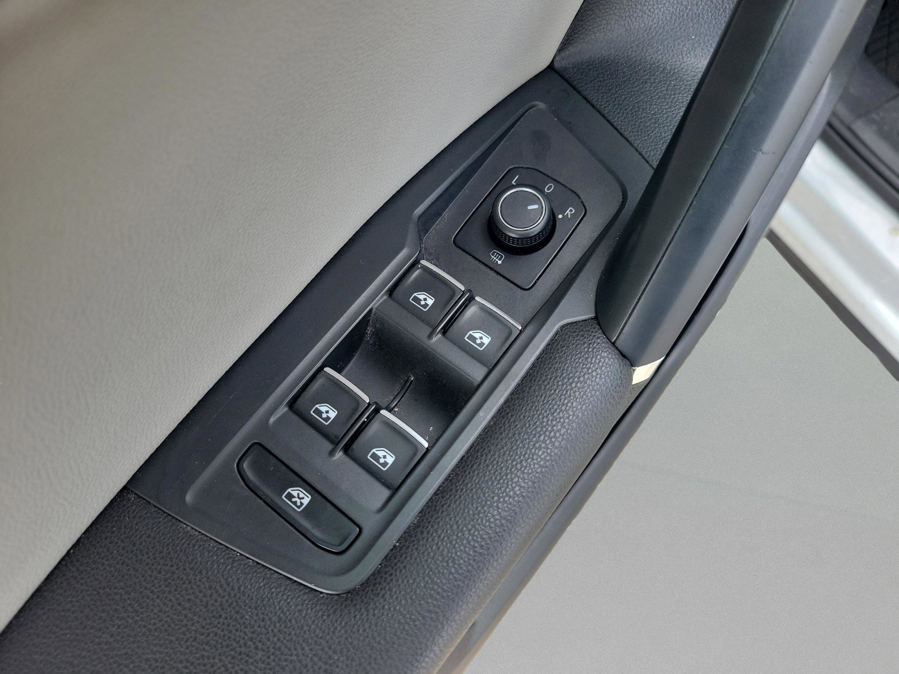 Used 2018 Volkswagen Tiguan SEL image 24