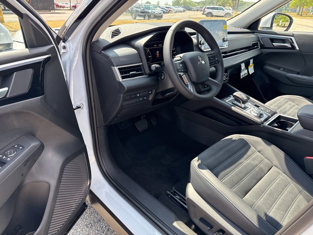 New 2025 Mitsubishi Outlander SE image 36