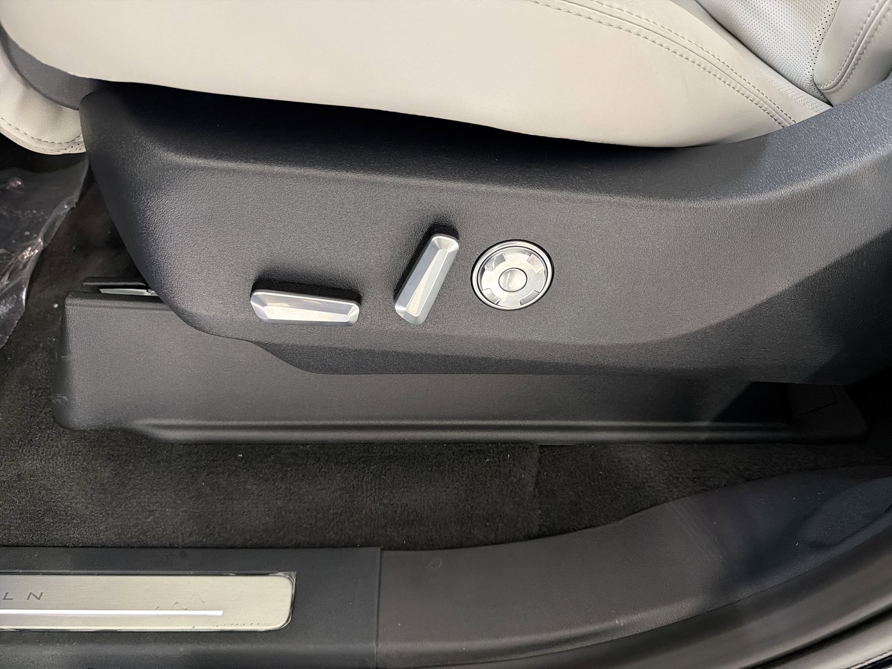 New 2026 Lincoln Navigator Premiere AWD/4WD image 11