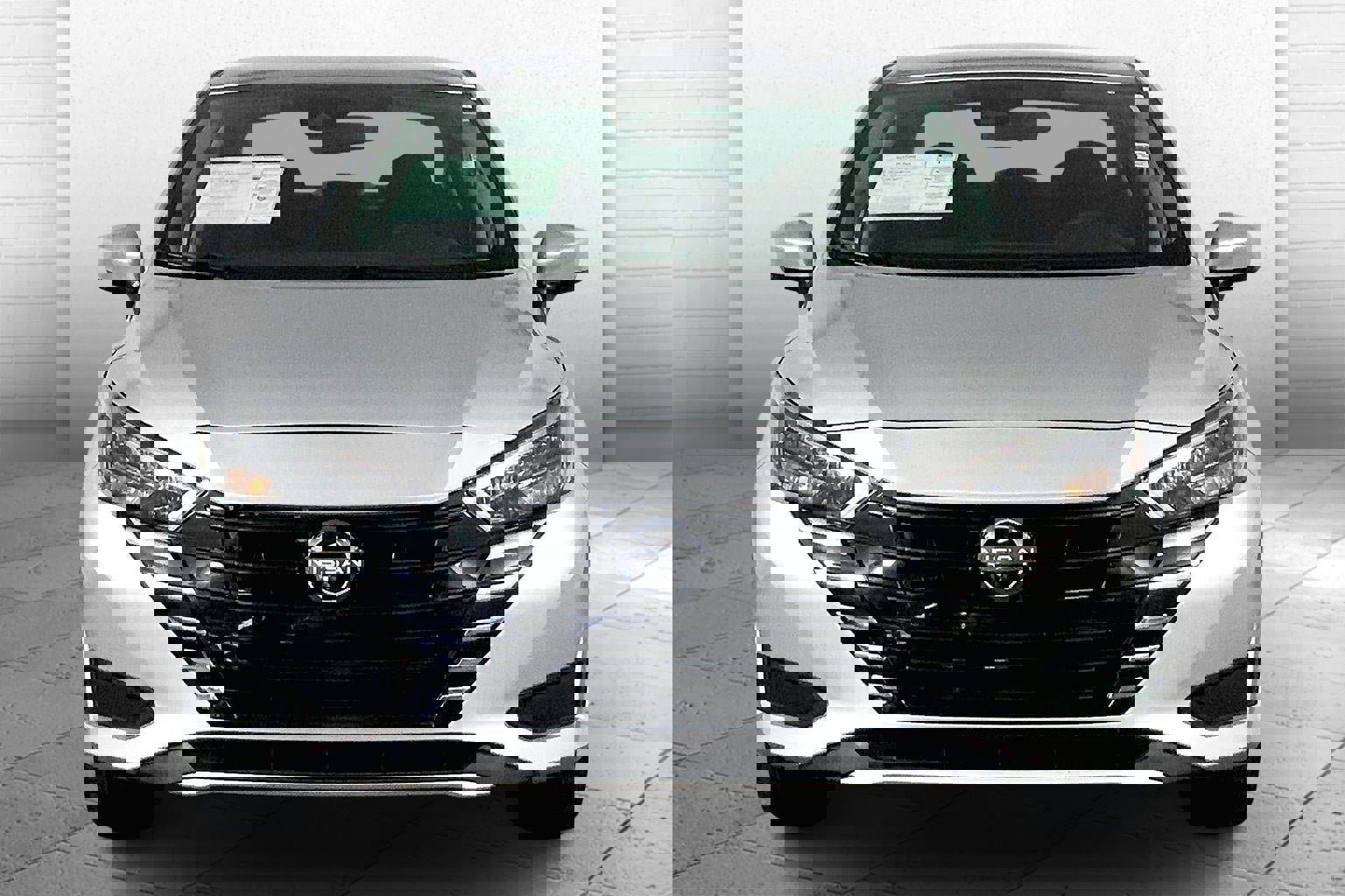 Used 2025 Nissan Versa SV image 2