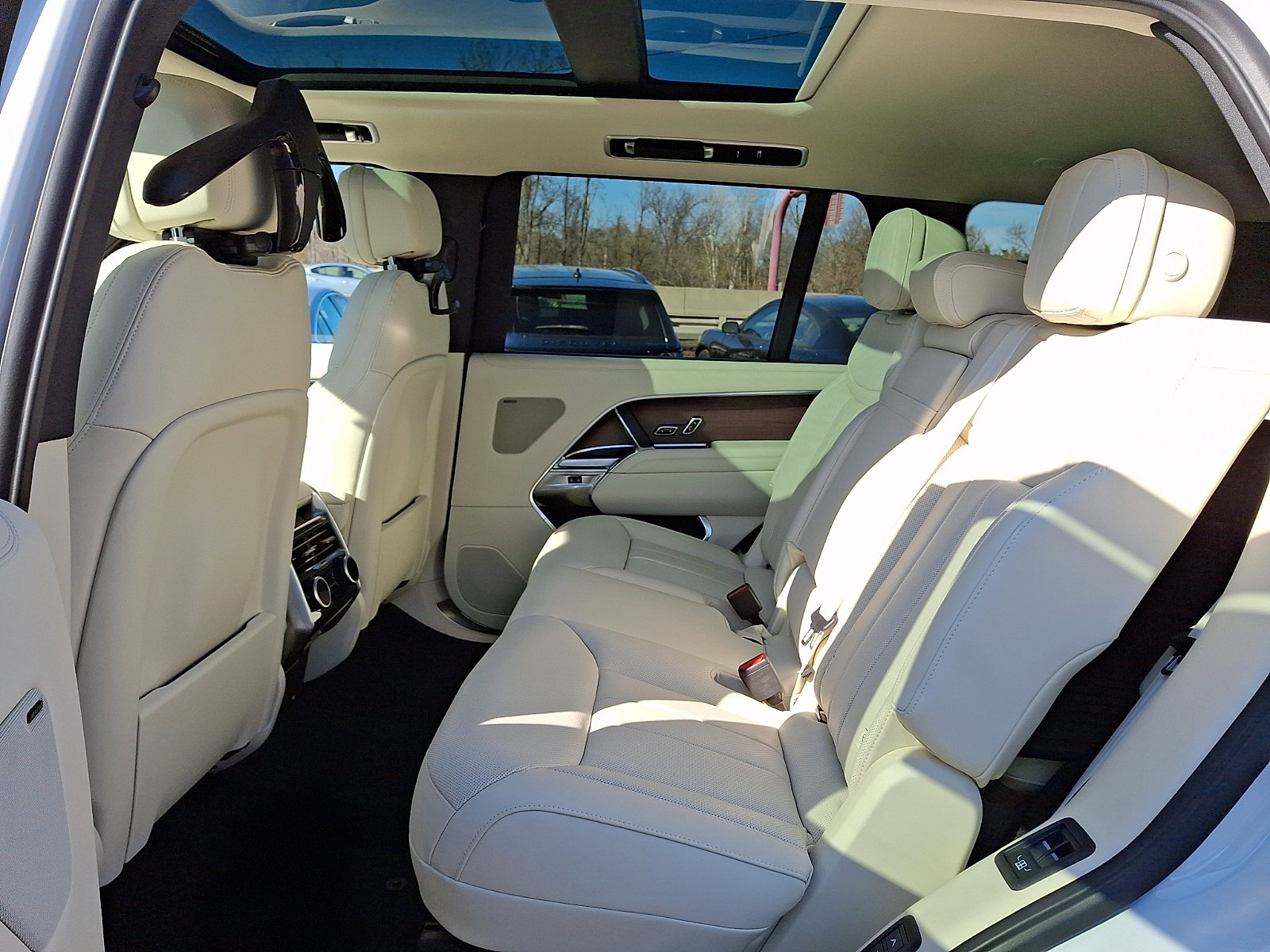 New 2026 Land Rover Range Rover Long Wheelbase SE image 5