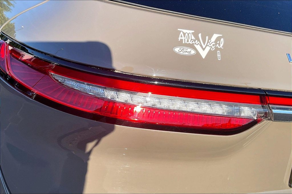 Used 2025 Lincoln Corsair Reserve FWD image 24