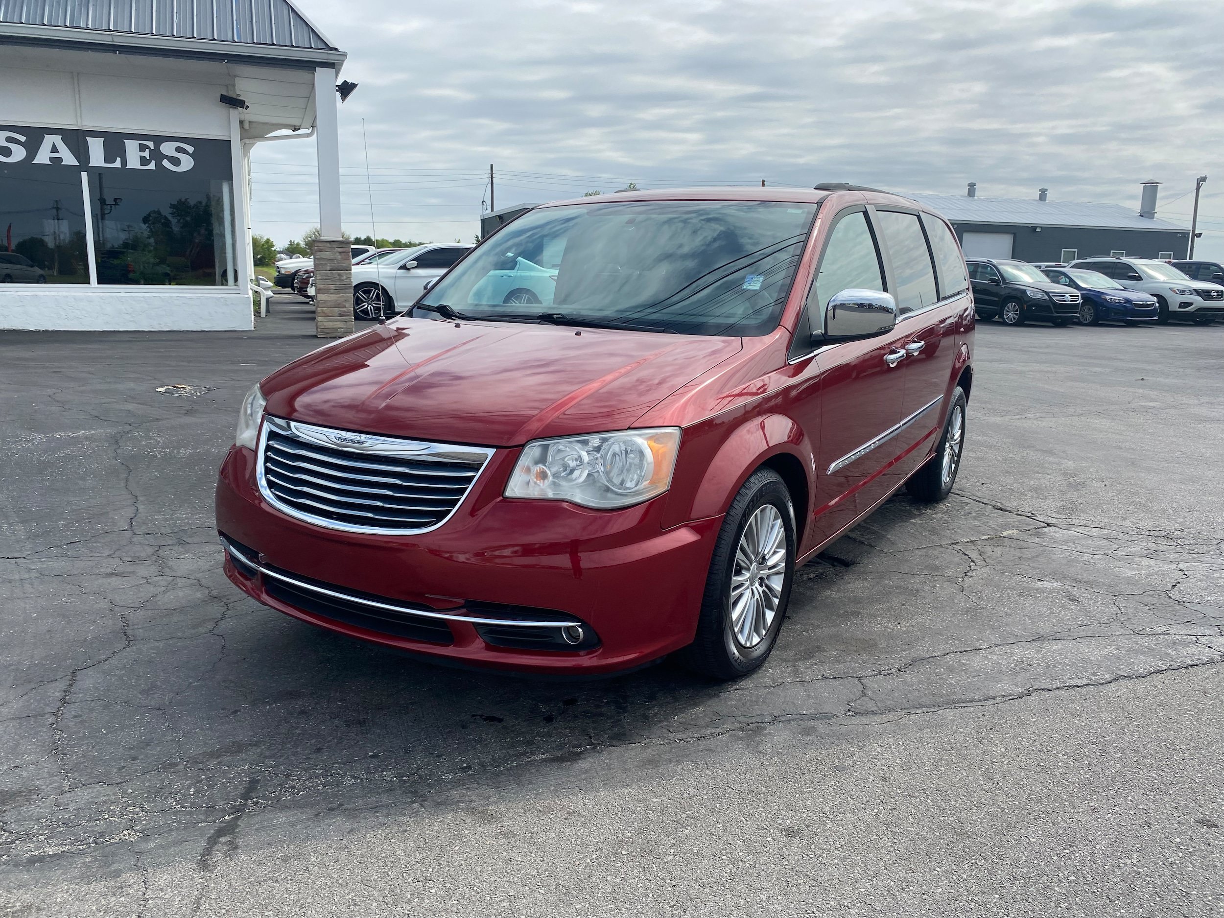 Used 2013 Chrysler Town & Country Touring-L w/ Driver Convenience Group FWD image 1