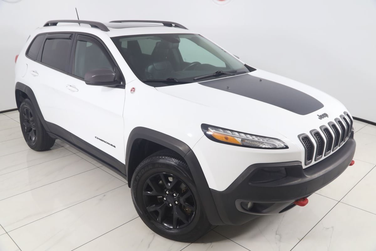 Used 2017 Jeep Cherokee Trailhawk AWD/4WD image 16
