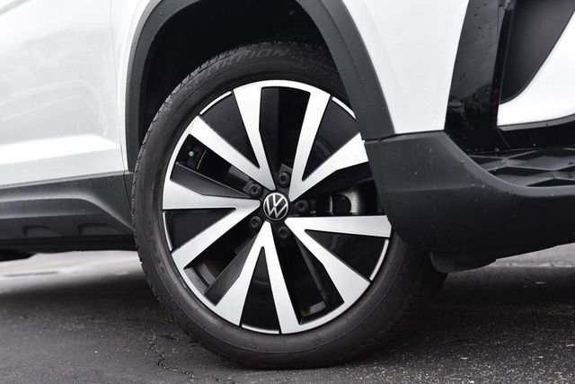 Certified 2023 Volkswagen Taos SE w/ Panoramic Sunroof Package image 3