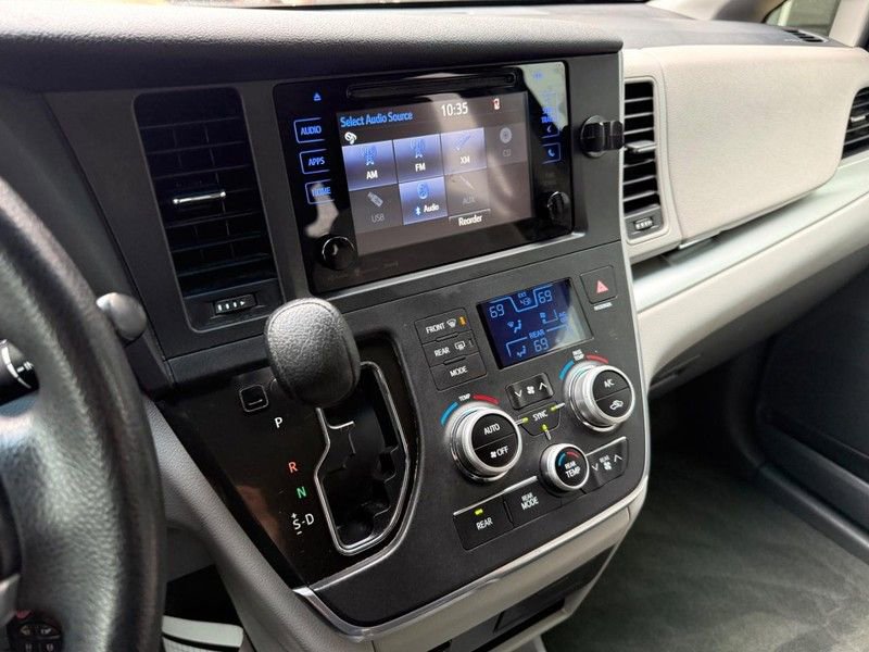 Used 2017 Toyota Sienna LE image 26