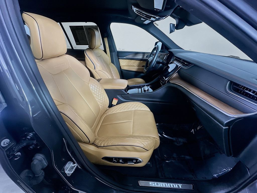 Used 2022 Jeep Grand Cherokee Summit w/ Luxury Tech Group V image 12