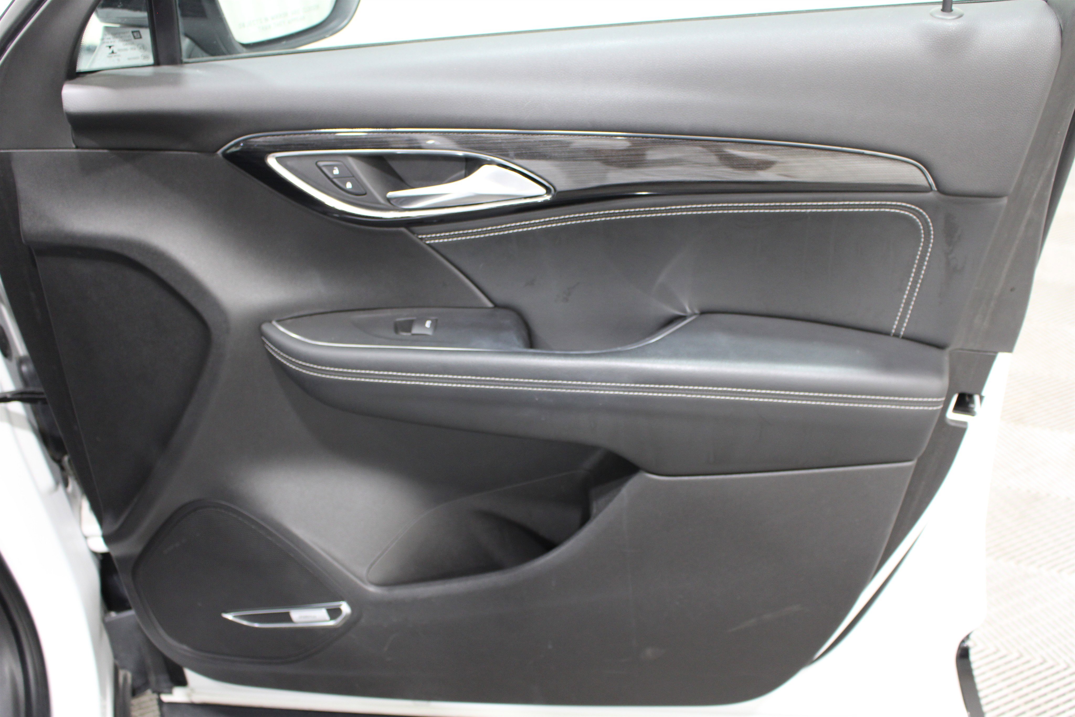 Used 2022 Buick Envision Essence w/ Technology Package II image 26