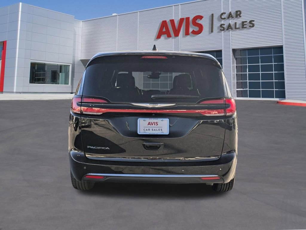 Used 2025 Chrysler Pacifica Select image 5
