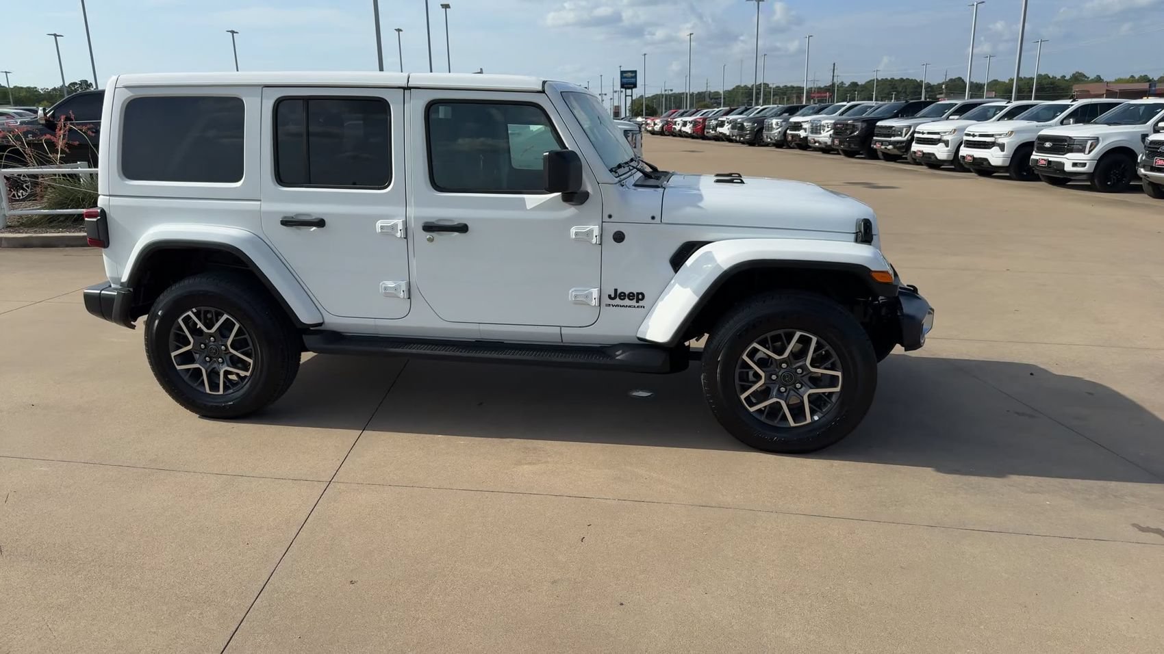 Used 2026 Jeep Wrangler Unlimited Sahara AWD/4WD image 2