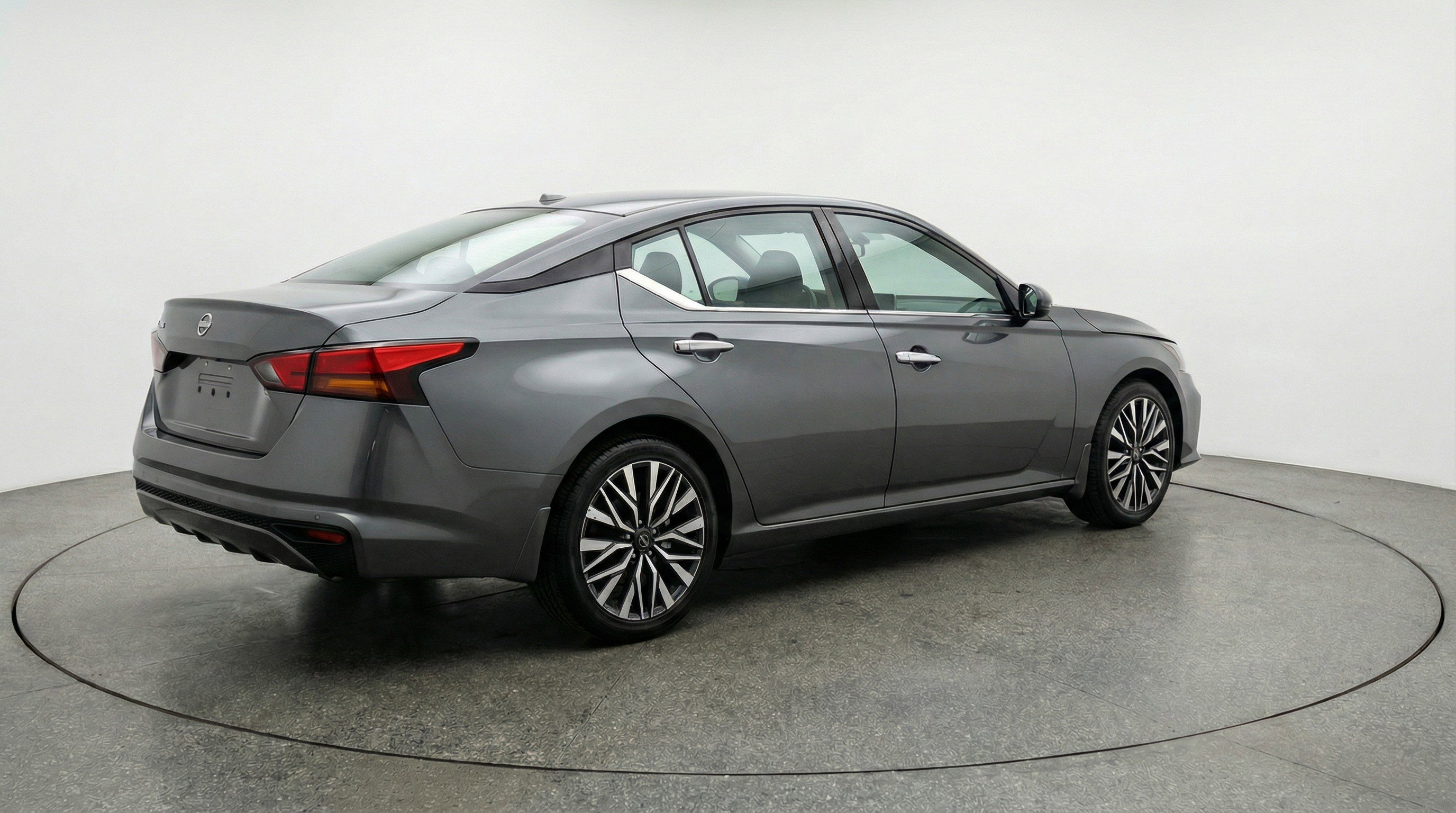 Used 2025 Nissan Altima 2.5 SV FWD image 9