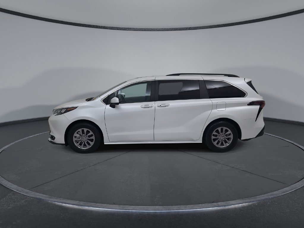 Used 2025 Toyota Sienna XLE FWD image 9