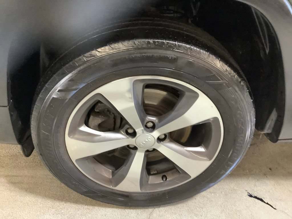 Certified 2019 Jeep Cherokee Limited AWD/4WD image 9