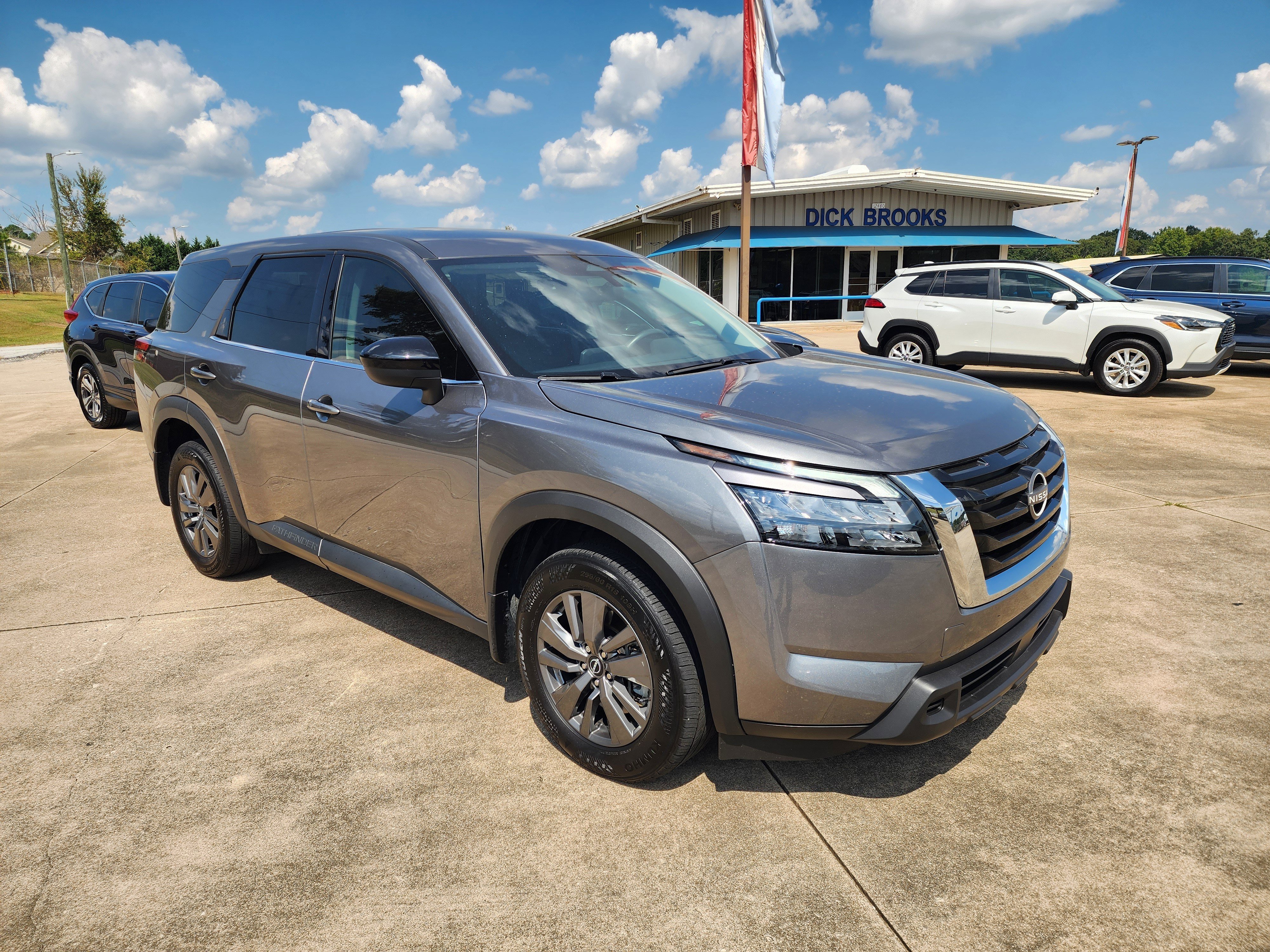 Used 2024 Nissan Pathfinder S image 2