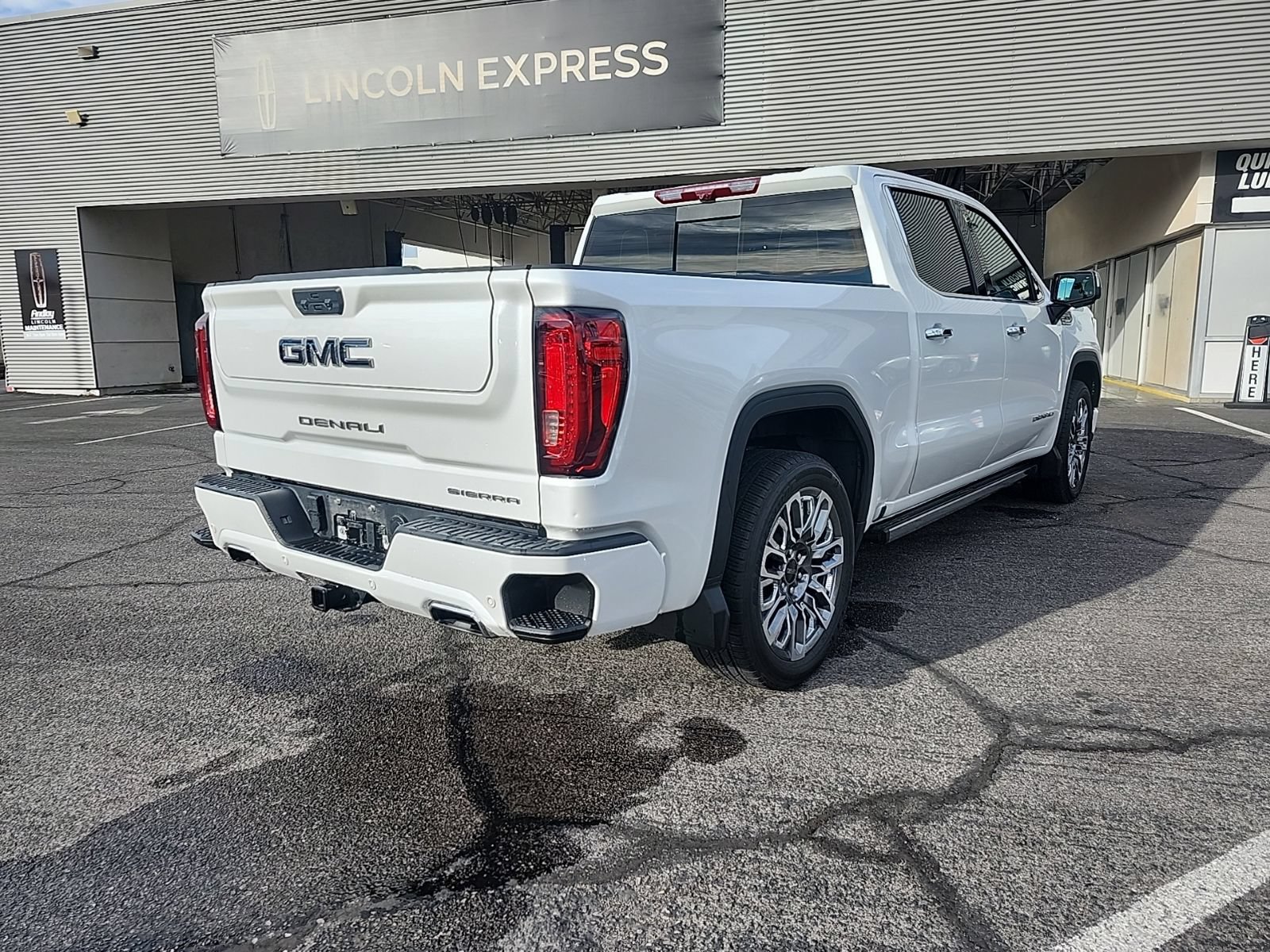 Used 2024 GMC Sierra 1500 Denali Ultimate AWD/4WD image 3