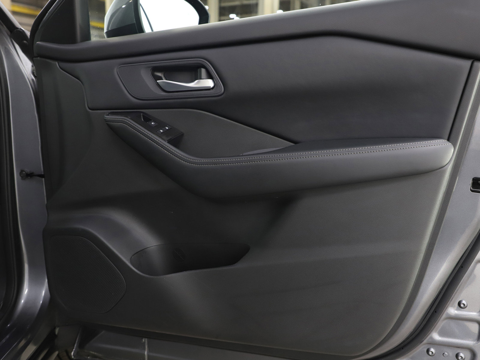 Used 2025 Nissan Rogue SV image 9