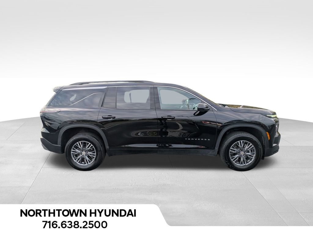 Used 2025 Chevrolet Traverse LT image 2
