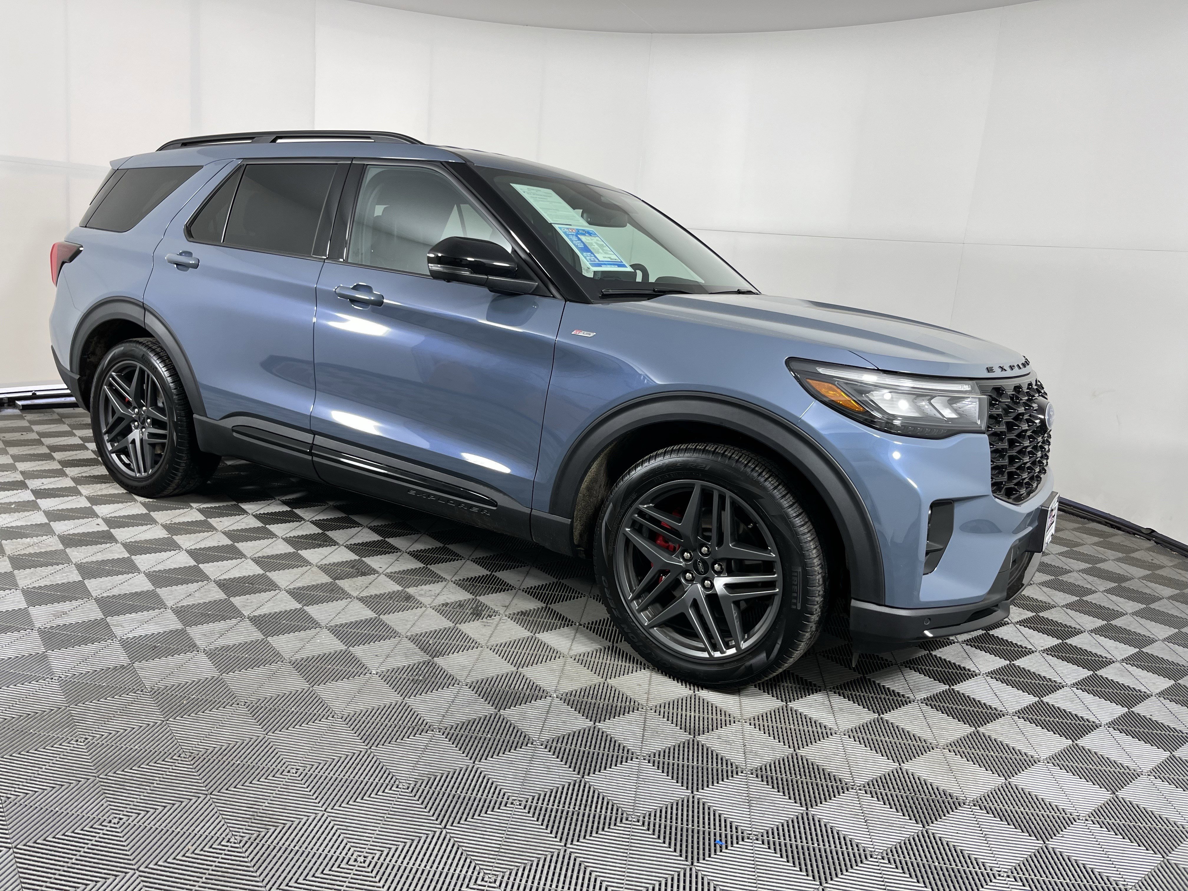 Used 2025 Ford Explorer ST-Line w/ Premium Package image 7