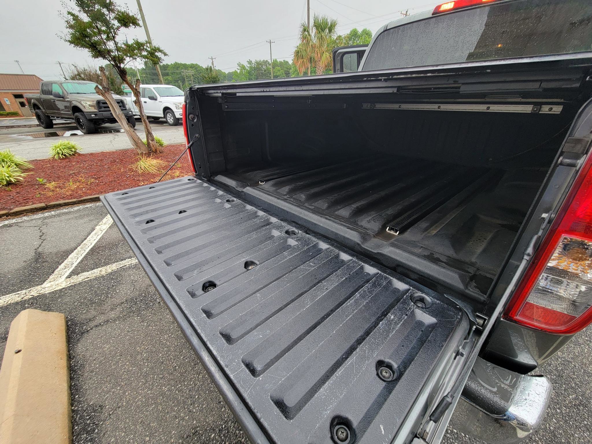 Used 2007 Nissan Frontier SE w/ SE Value Truck Pkg AWD/4WD image 37