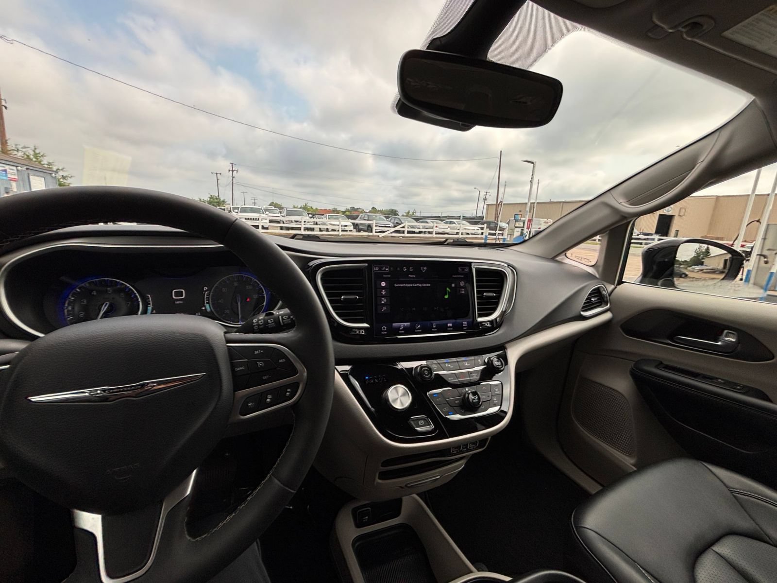 Used 2024 Chrysler Pacifica Touring-L FWD image 37